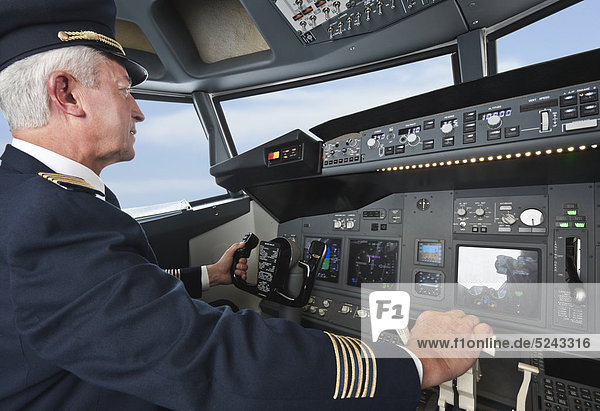 Deutschland  Bayern  München  Senior-Flugkapitän Piloten aus dem Flugzeug-Cockpit