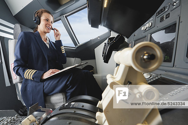 Flugkapitänin beim Fliegen aus dem Flugzeug-Cockpit