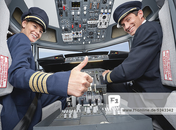 Deutschland  Bayern  München  Pilot und Co-Pilot beim Fliegen aus dem Flugzeug-Cockpit