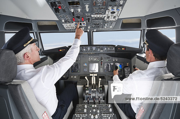 Deutschland  Bayern  München  Pilot und Co-Pilot beim Fliegen aus dem Flugzeug-Cockpit
