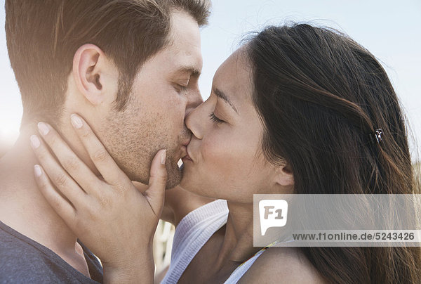 Spanien  Mallorca  Junges Paar beim Küssen auf der Promenade  Nahaufnahme