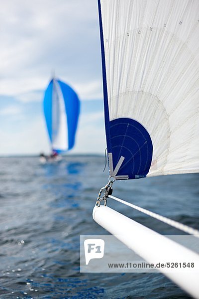 Abschnitt Segelboot am Meer