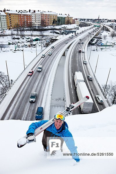 Man holding auf dem Viadukt über Autobahn