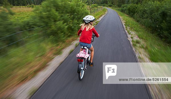 Mädchen fährt Fahrrad