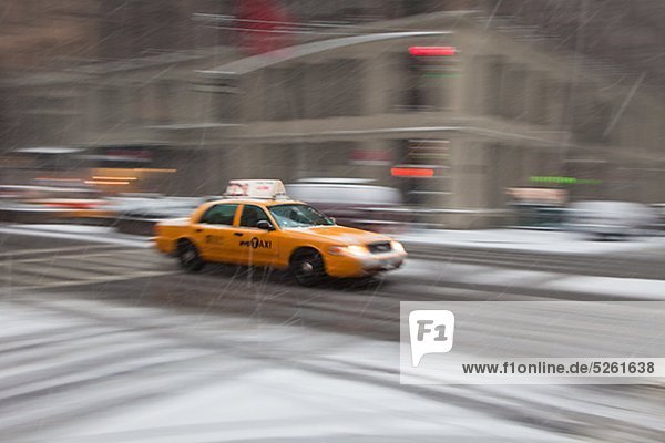 Yellow Cab Fahrt durch New York street