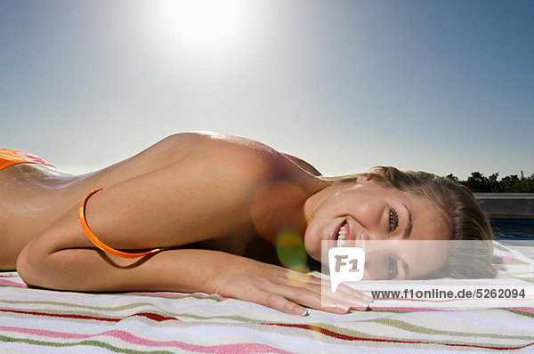 Junge Frau beim Sonnenbaden