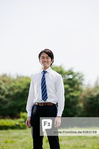 Young Businessman trägt Hemd und Krawatte  portrait