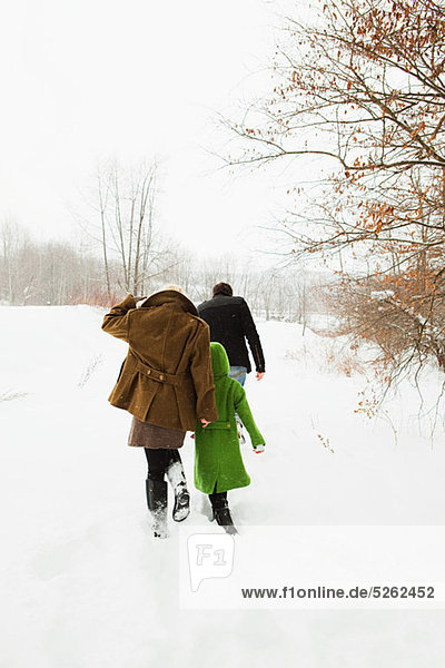 Familienwandern im Schnee