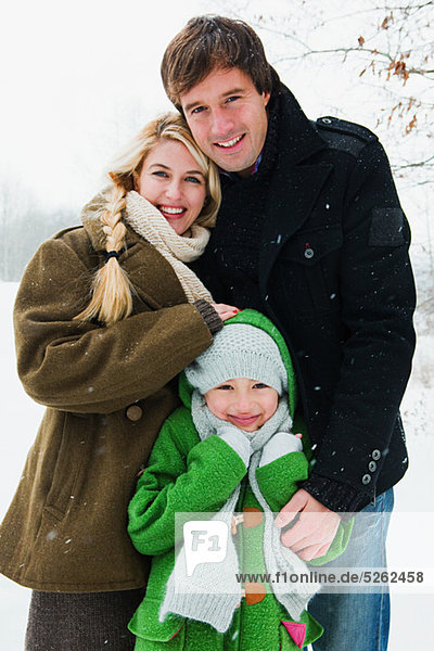 Porträt der Familie im Schnee