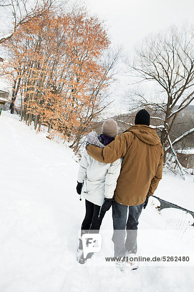 Mitte adult Couple im Schnee