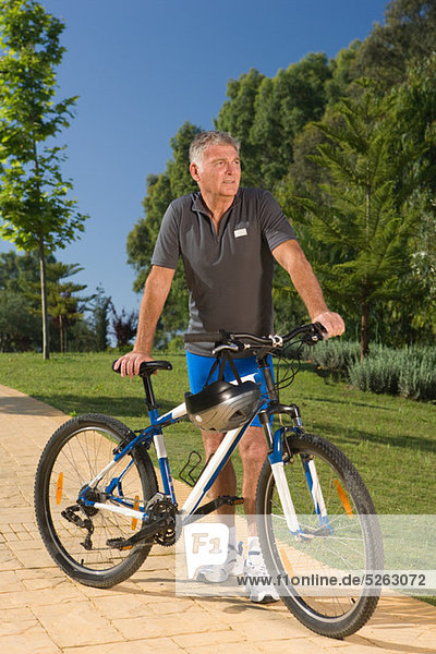 Senior Radfahrer mit Fahrrad
