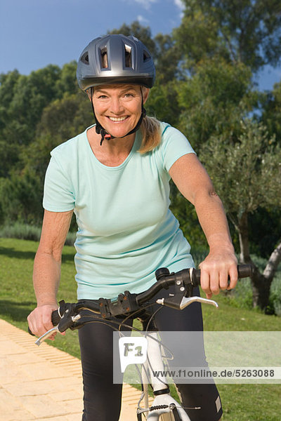 Reife Frau Radfahrer tragen Helm
