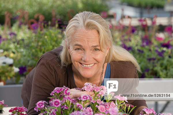 Frau mit Blumen im Garten centre