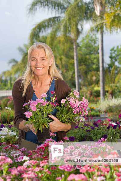 Frau mit Blumen im Garten centre