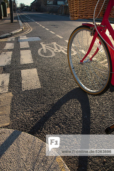 Straße mit Radweg und Fahrrad