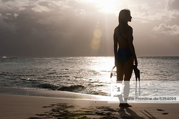 Silhouette der Frau am water's Edge  Mustique  Grenadine Inseln