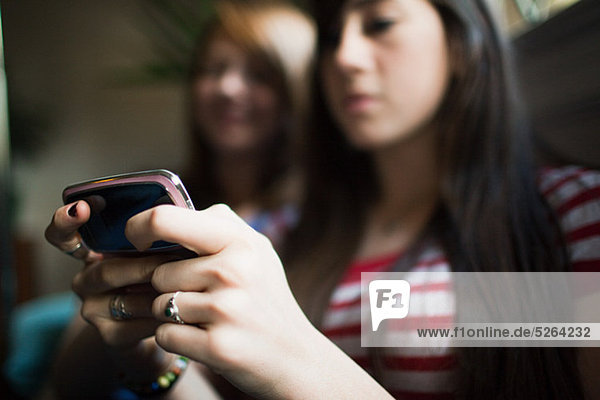 Zwei Mädchen im Teenageralter mit Smartphone