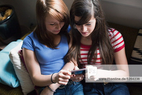Zwei Mädchen im Teenageralter mit Smartphone