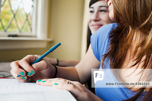 Mädchen im Teenageralter Hausaufgaben