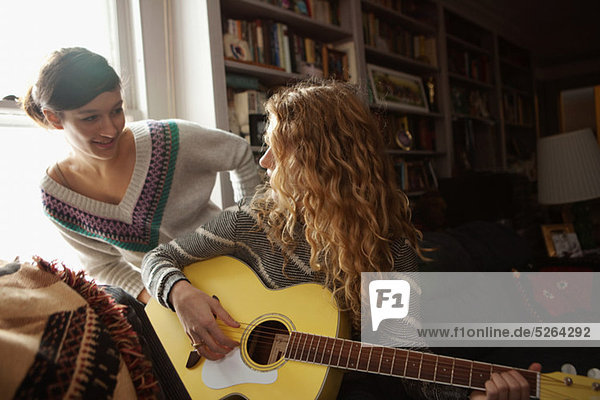 Teenager Mädchen  eine spielt Gitarre.