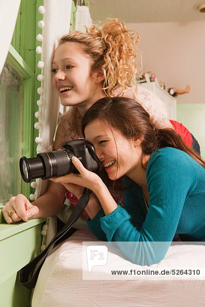 Jugendlicher sehen Fotografie nehmen Fenster blättern Mädchen