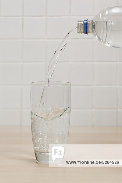 Gießen Wasser in Glas
