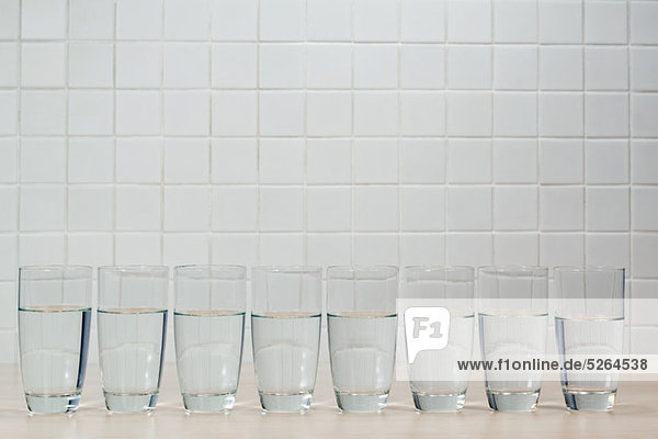 Acht Gläser Mineralwasser