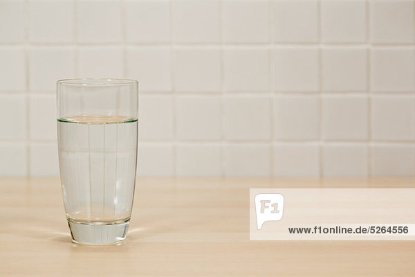 Glas Mineralwasser