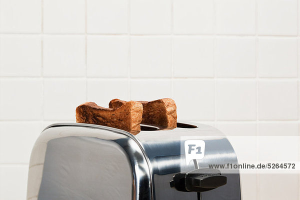 Zwei Scheiben Toast in toaster