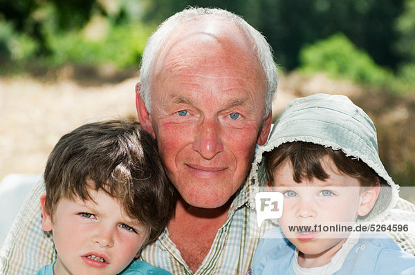 Großvater mit zwei Enkel  Porträt
