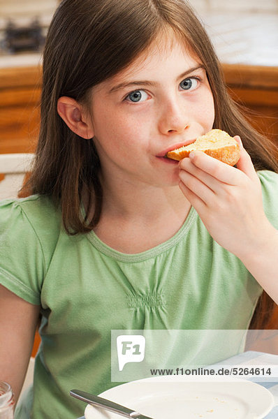 Mädchen essen croissant