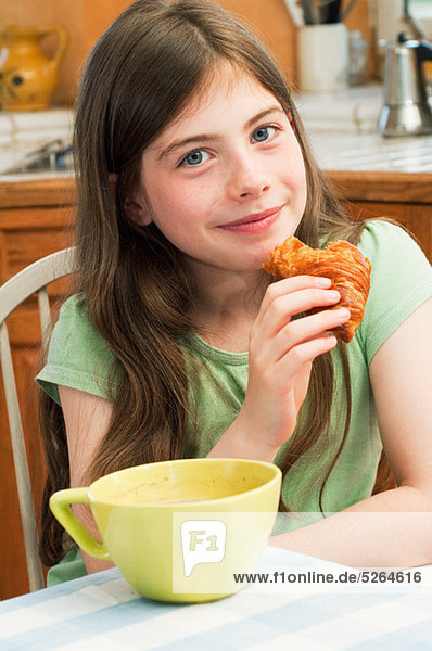 Mädchen essen Croissant