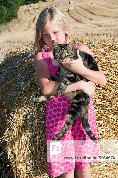 Girl Holding Katze  portrait