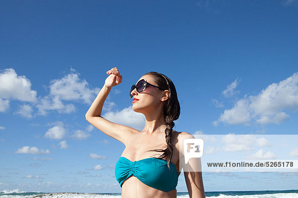 Woman on Beach mit Sonnenbrille