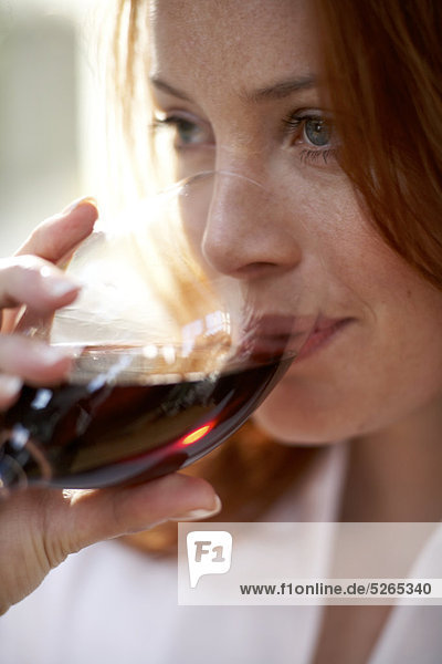 Close up of Mädchen mit rotem Haar trinken Rotwein