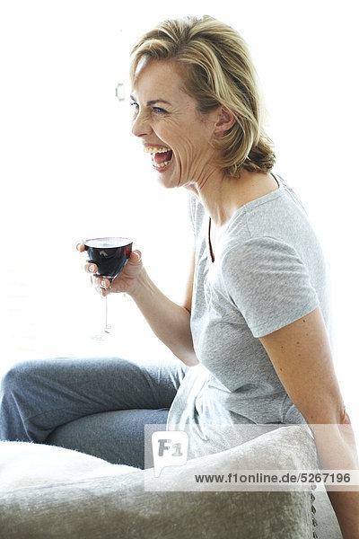 Glückliche Frau Glas Rotwein