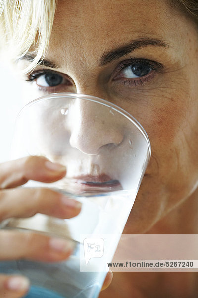 Close up of Reife Frau trinkt ein Glas Wasser
