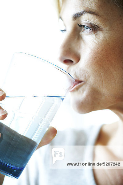 Close up of Reife Frau trinkt ein Glas Wasser