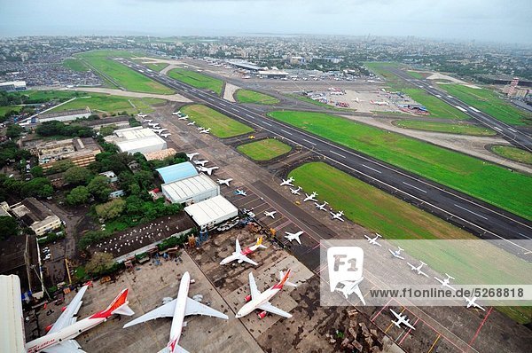 Rollbahn Hangar Flughafen Himmel Globalisierung Ansicht Luftbild Fernsehantenne Indien Maharashtra