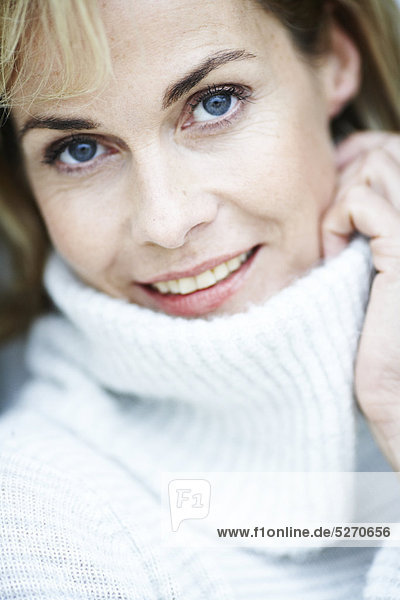 Portrait Frau reifer Erwachsene reife Erwachsene Pullover
