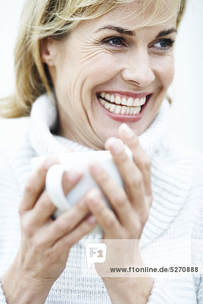 Portrait Frau Fröhlichkeit reifer Erwachsene reife Erwachsene trinken Pullover Tee