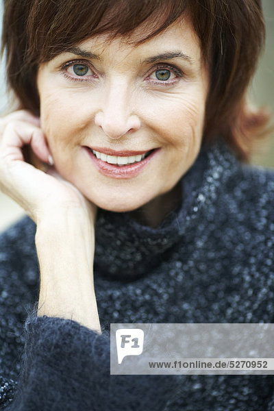 Außenaufnahme Portrait Frau Pullover reifer Erwachsene reife Erwachsene blau