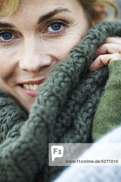 Frau Gemütlichkeit reifer Erwachsene reife Erwachsene Pullover