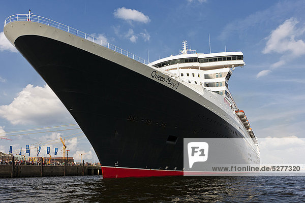 Kreuzfahrtschiff Queen Mary 2 läuft aus dem Hamburger Hafen aus  Hamburg  Deutschland  Europa