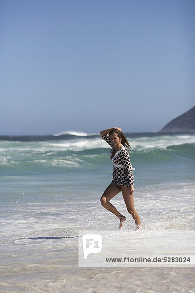 Frau entlang Wasser