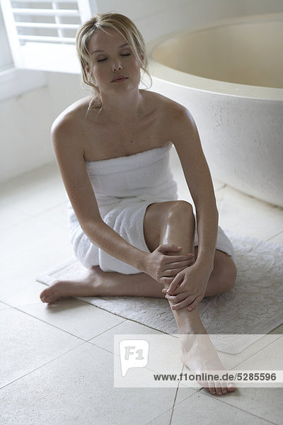 Natural Woman feuchtigkeitsspendende Beine im Badezimmer