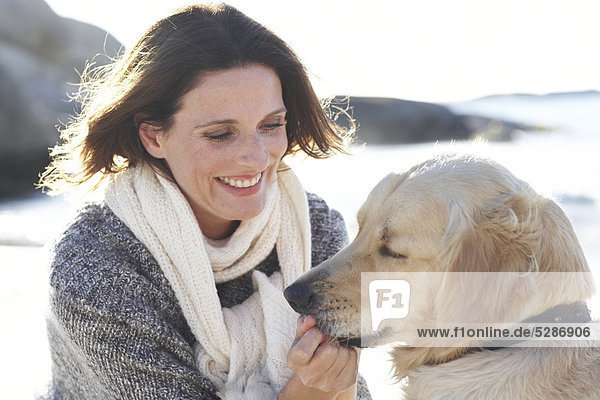 Landschaft der schöne Dame mit Hund am Strand spielen
