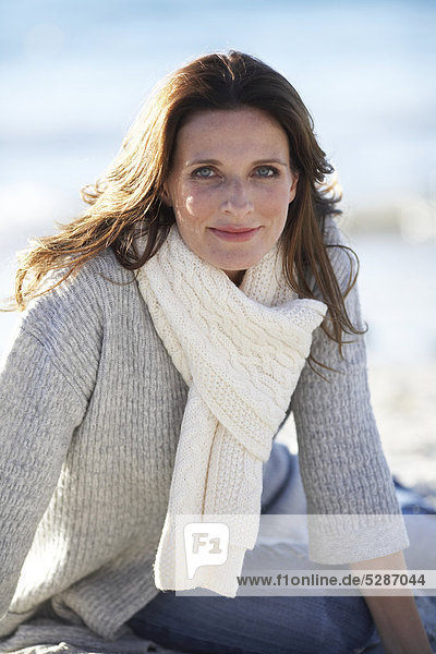 Schöne Reife Dame entspannen am Strand