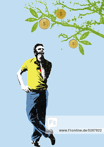Mann betrachtet Dollarmünzen auf einem Obstbaum