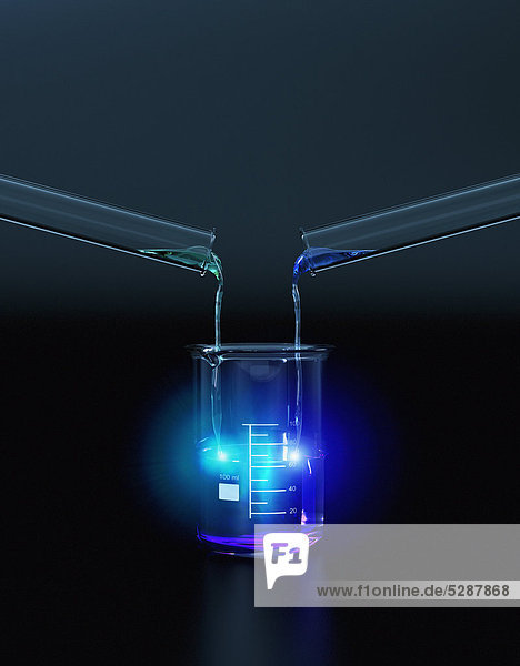 Reagenzgläser schütten leuchtende Flüssigkeit in ein Becherglas